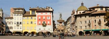 Panoramica_della_piazza_del_Duomo_-_Trento