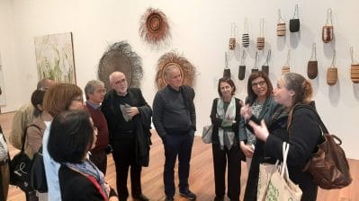 Ad una mostra di arte aborigena contemporanea presso la Galleria d’arte del New South Wales